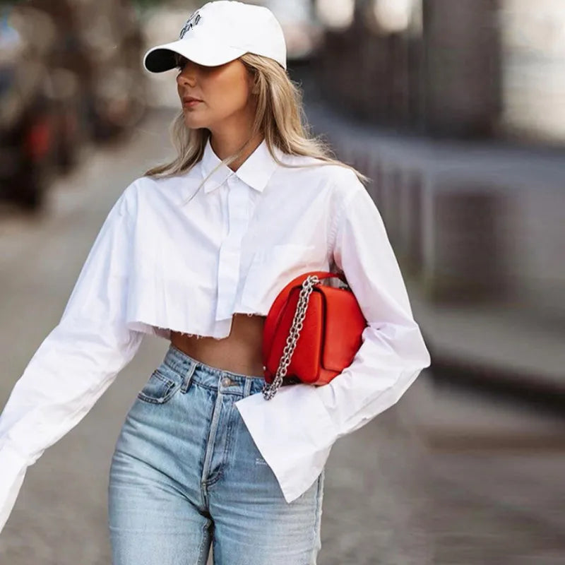 Noé Blouse - Kort, stijlvol, editorial vibe.